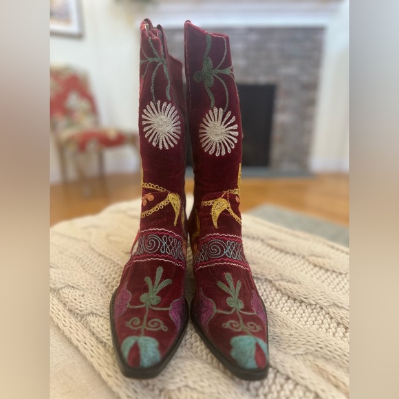 Gorgeous embroidered cowboy boots. - Picture 9 of 9